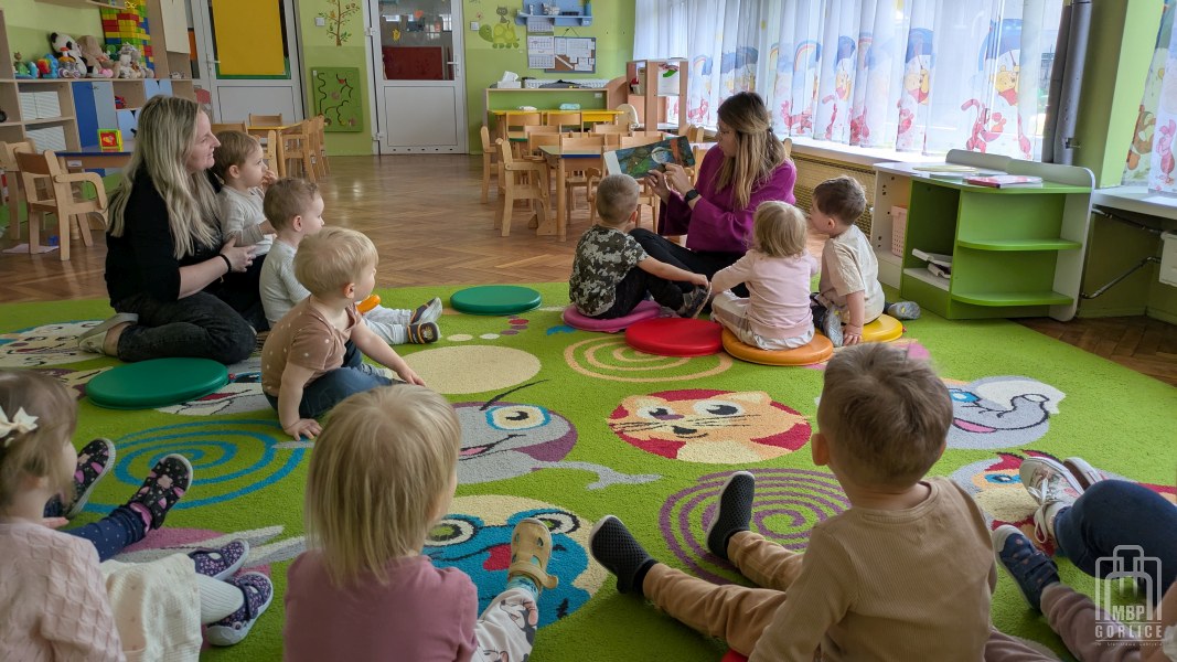 Biblioteka Gorlice, Dzieci słuchają opowiadania